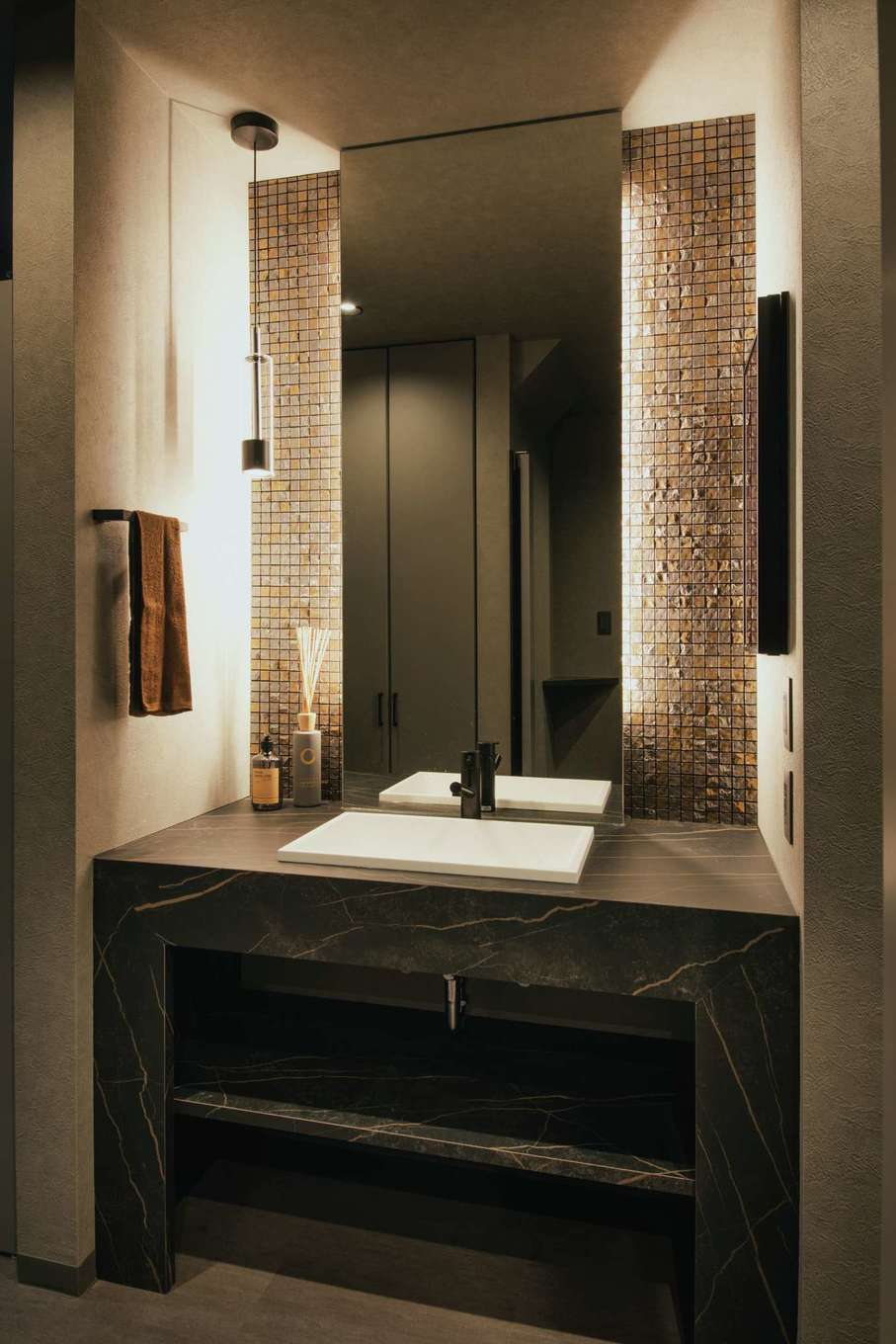 MIOS（マイオス）【デザイン住宅、省エネ、間取り】脱衣室と離したことで、誰かが入浴中でも自由に使える洗面室。造作の洗面台はオブジェを思わせる美しさで、鏡の前に立つたびにテンションが上がる