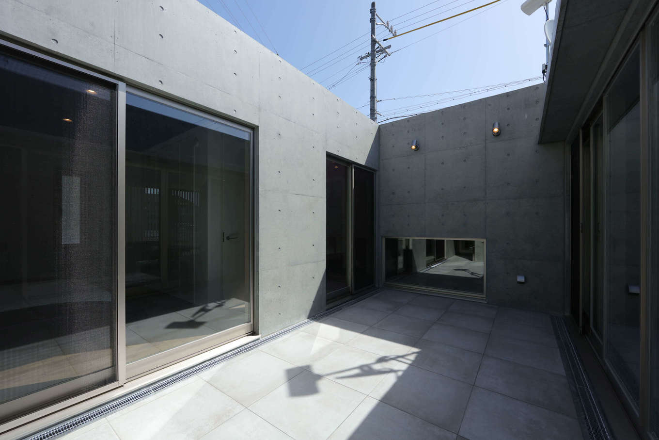 BAUM HOME（岩崎工務店）【デザイン住宅、平屋、鉄骨鉄筋コンクリート構造】中庭を中⼼としたロの字型の建物。すべての部屋が中庭に⾯したレイアウトが快適な日常をつくり出す