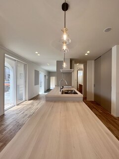 開放感のあるモダンなキッチン。広々としたカウンターが特徴で、家族やゲストと料理を楽しむのに最適な空間設計。