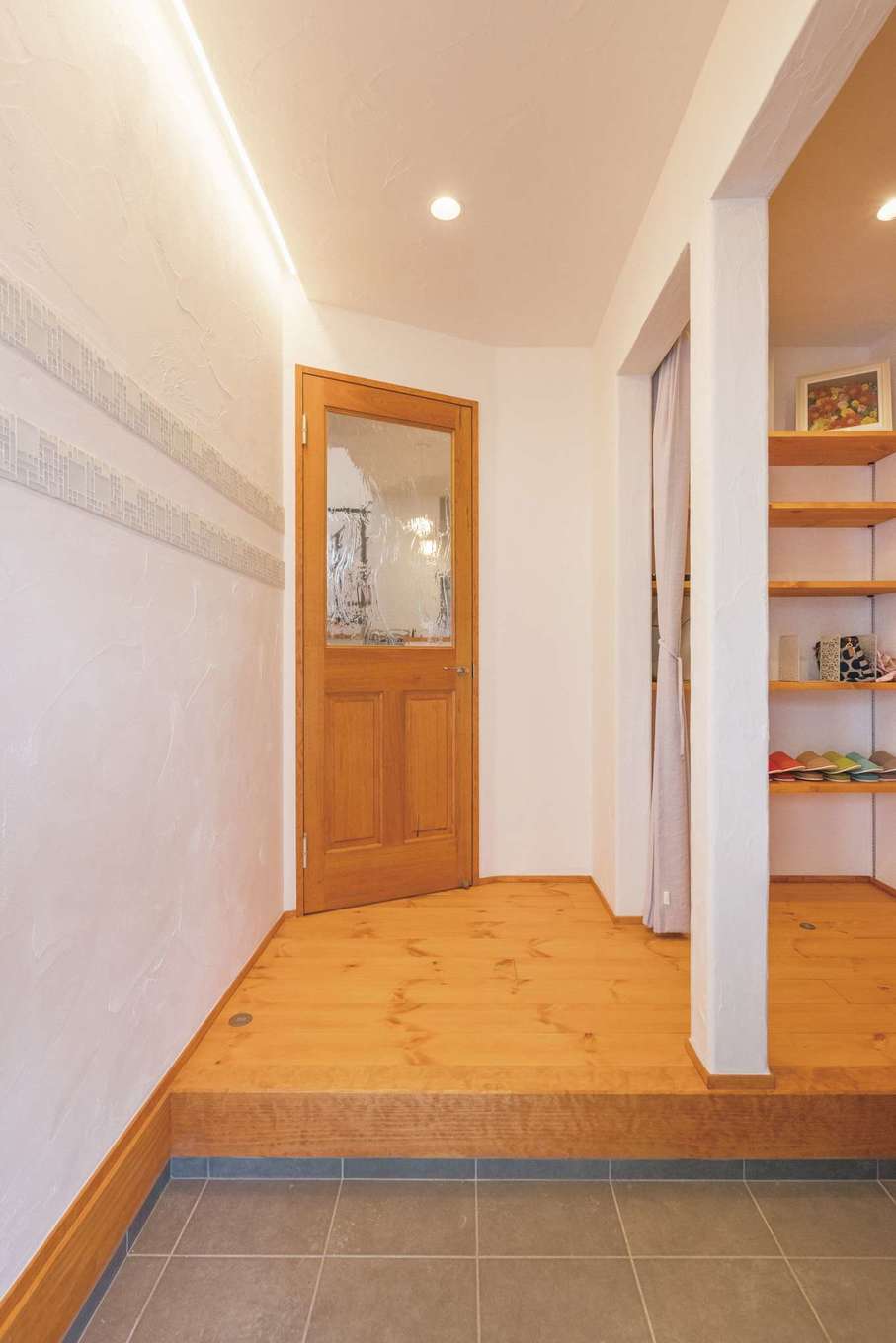 アイジースタイルハウス【デザイン住宅、自然素材、省エネ】間接照明とタイルがニュアンスを与える玄関ホール