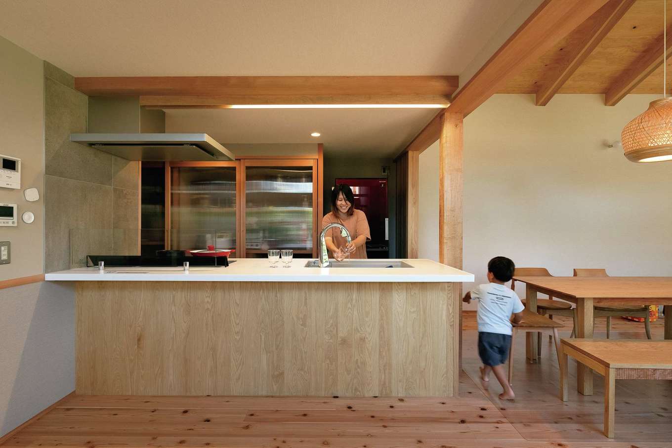 石牧建築【自然素材、間取り、平屋】家事効率を高める回遊動線と子どもに目が届く対面キッチン