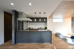 キッチンを回遊できる間取りで家事時間を短縮。横のハイドアは、ユーティリティと脱衣室につながっている