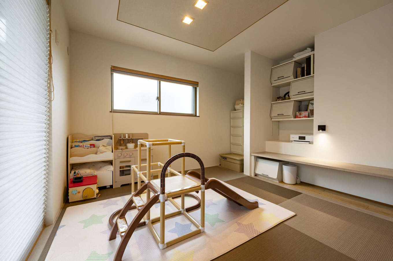 AQURA HOME（アキュラホーム）【デザイン住宅、収納力、間取り】和室は子どもの遊び場として使うほか、近い将来スタディコーナーになる予定。可動式の収納棚、仏間も完備。天井の一部に和のアクセントクロスを貼った