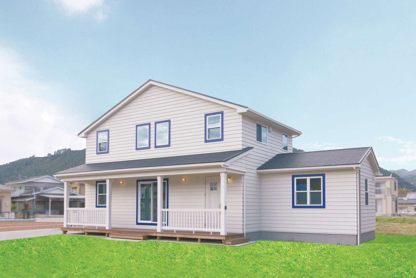 セルコホーム浜松（オバタケイ）【輸入住宅、趣味、インテリア】白いラップサイディングの外壁に、窓枠のブルーが際立つデザインがグッド。ご主人はネットや雑誌で輸入住宅を徹底研究。窓枠はLAの人気カフェを参考に選んだそう