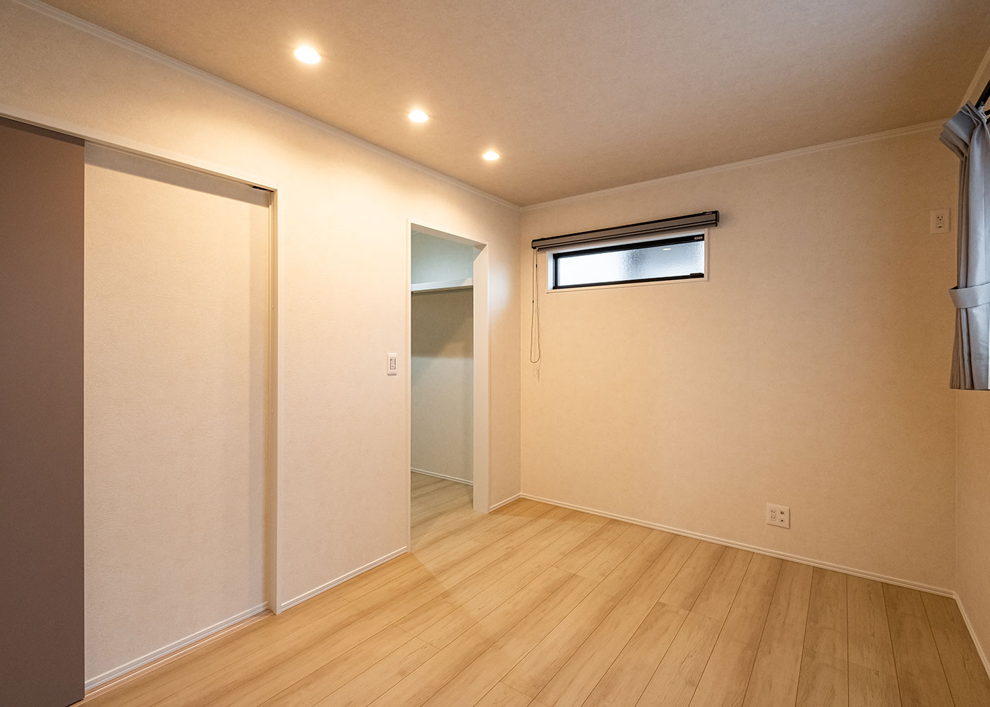 ＩＤＫ 住まいの発見館【1000万円台、収納力、平屋】6畳の主寝室。十分な広さのウォークインクローゼットを完備し、収納力を高めた。北側に隣家が建っているため、窓は半透明のスリット型を採用