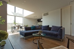 開放感あふれるLDK。大きな窓から差し込む自然光が、モダンな家具を引き立て、快適な生活空間を演出している。