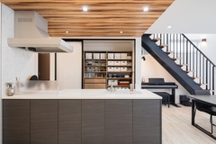 キッチンの背面収納は、普段はオープンにしてすぐに物を取り出せる状態に。来客時には扉をさっと閉めると、常に整然とした美しい空間にゲストを迎え入れることができます。