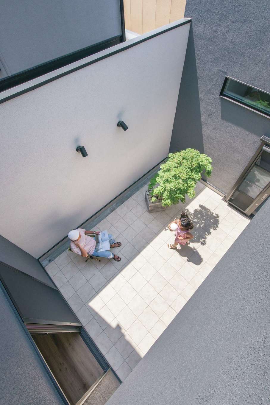 静鉄ホームズ【デザイン住宅、間取り、インテリア】隣家からの視線を遮りながら、BBQやボール遊びを楽しめる10畳の中庭。インナーガレージとも直結