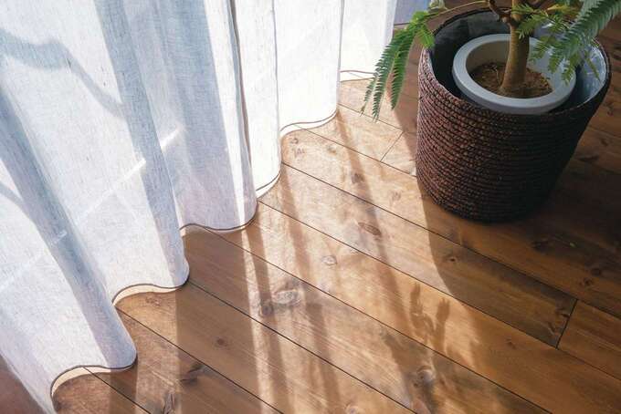 素足が心地いい無垢材床の癒やしの感触