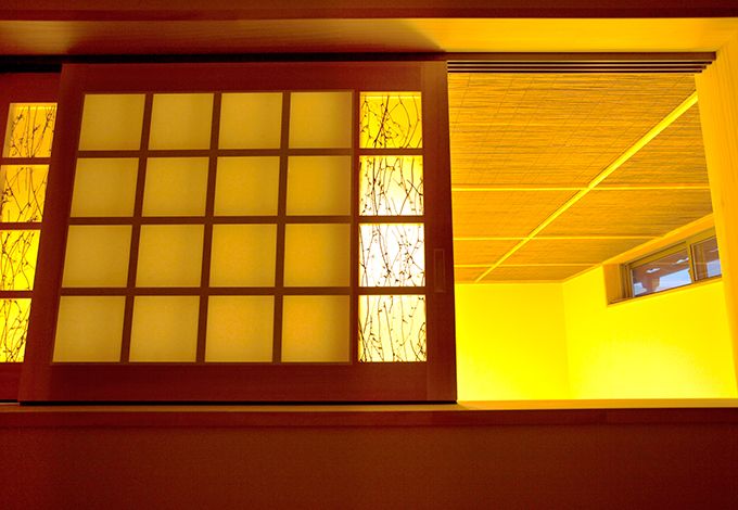 瀧口建設【和風、高級住宅、夫婦で暮らす】ツタを嵌め込んだ建具越しに見えるヨシズ天井　