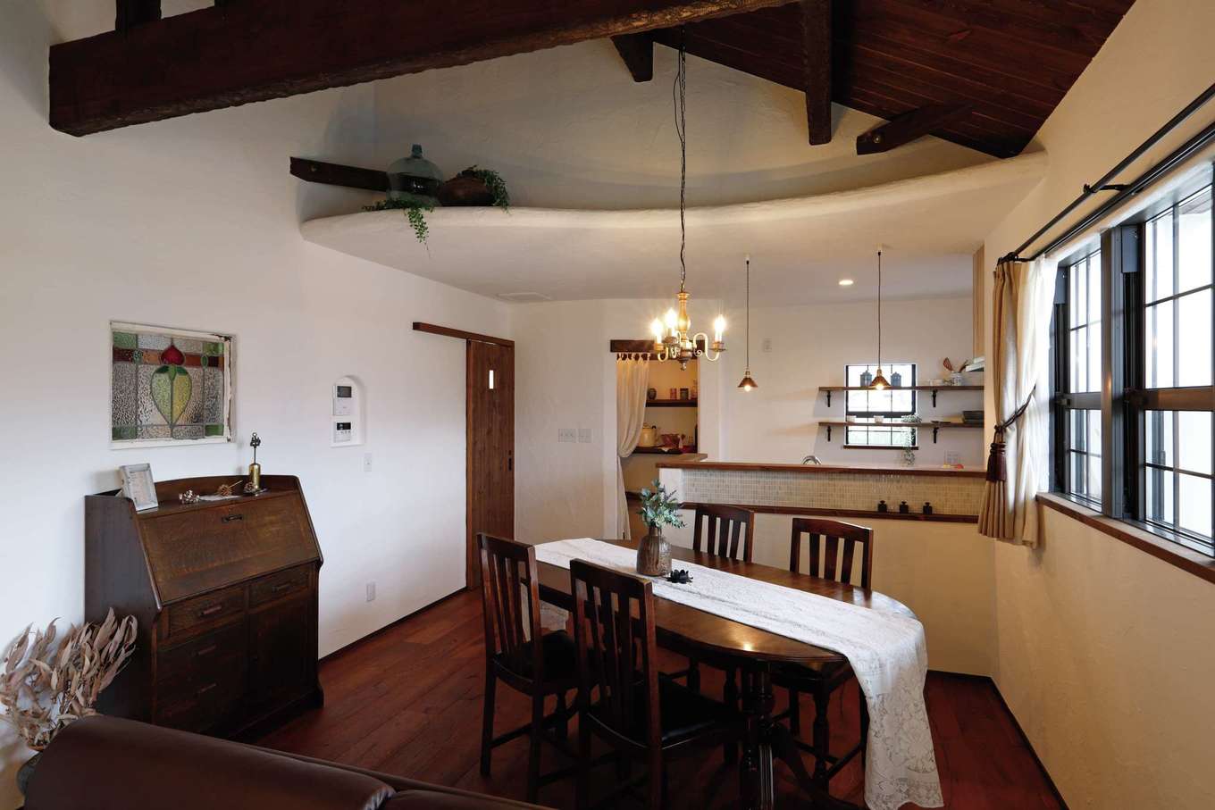 藤田建設（ラフェルム沼津）【沼津市西沢田407-3・モデルハウス】ダイニング上部に設えた「ニド」は、フランス語で巣を意味する。収納や飾り棚として活用できるスペース