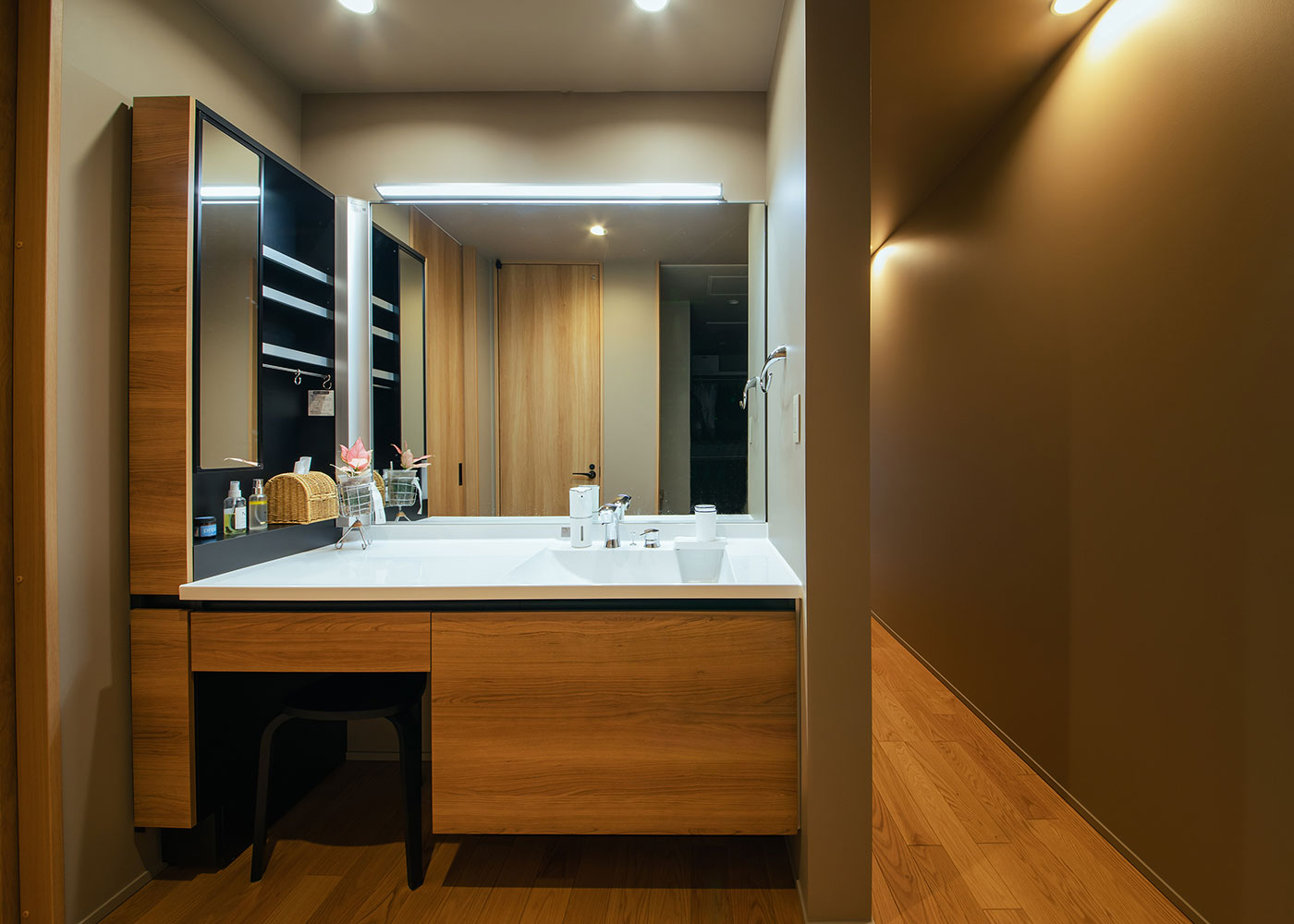 アイ工務店 愛知【デザイン住宅、間取り、平屋】廊下の横にある洗面化粧台