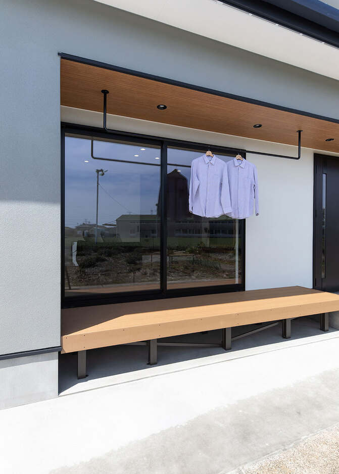 ウッドデッキには外干し用のアイアンバーを設置