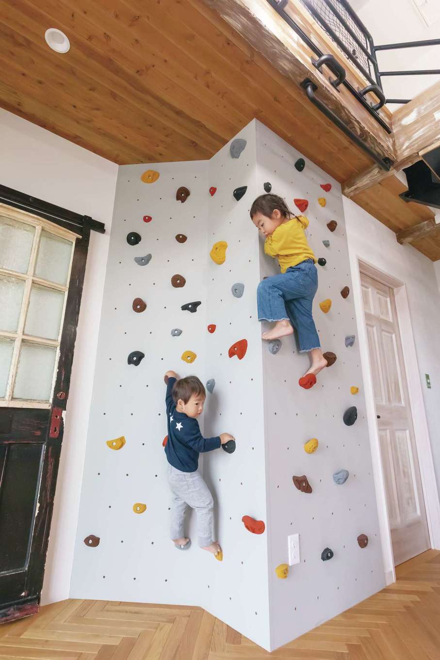 富士ホームズデザイン【子育て、自然素材、インテリア】子どもの好奇心と創造力を育てるボルダリングをデッドスペースに造作