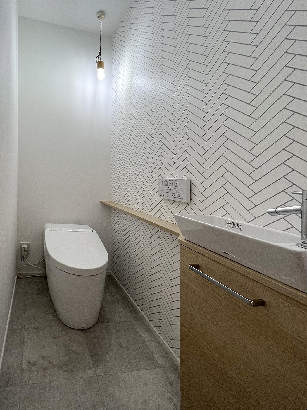 ユートピア建設【省エネ、間取り、平屋】ヘリンボーンの壁紙がオシャレなトイレ