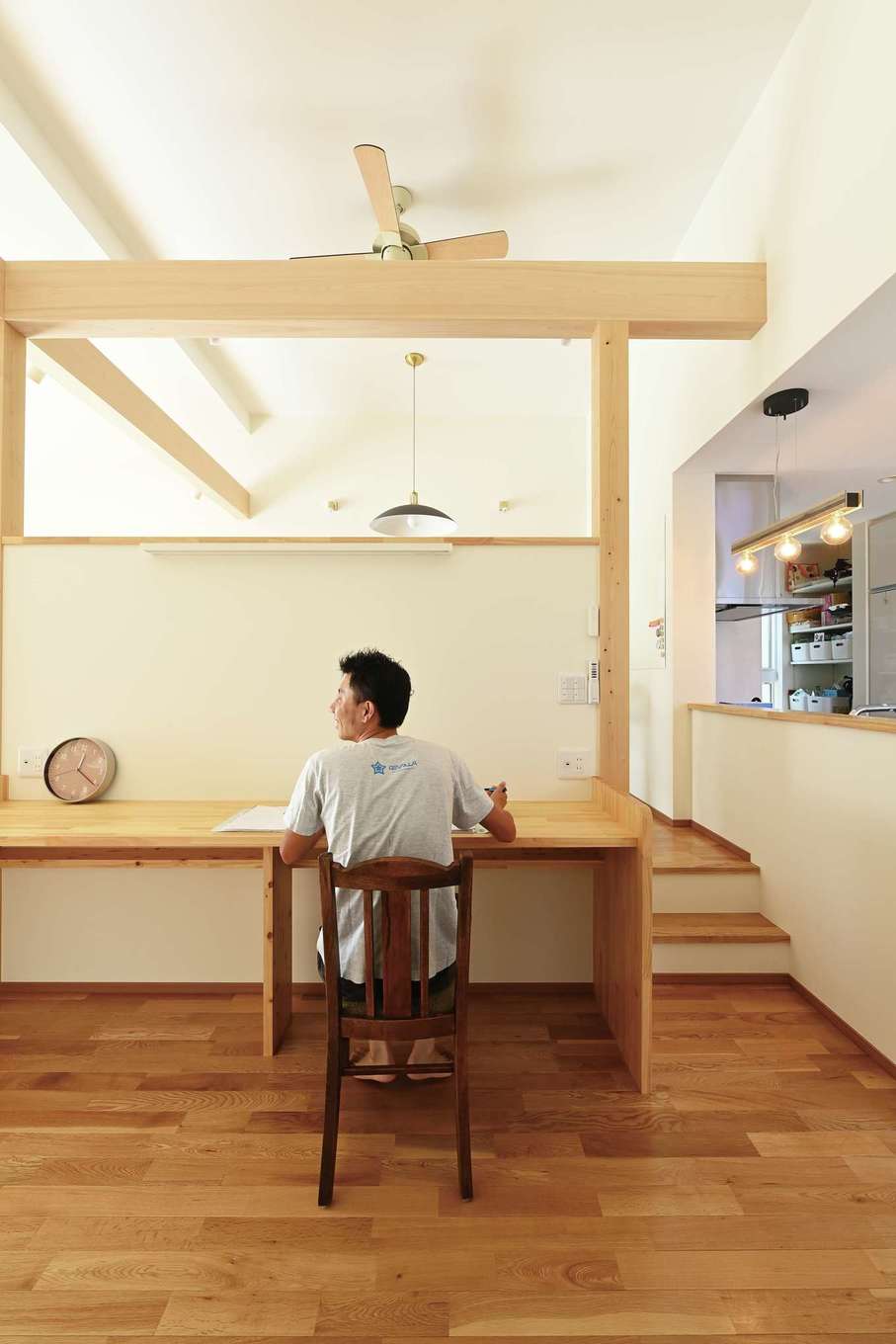 Yamaguchi Design 【間取り、平屋、スキップフロア】ダイニングの反対側には壁付けスタディカウンターを造作。現在はOさんのワークスペースに