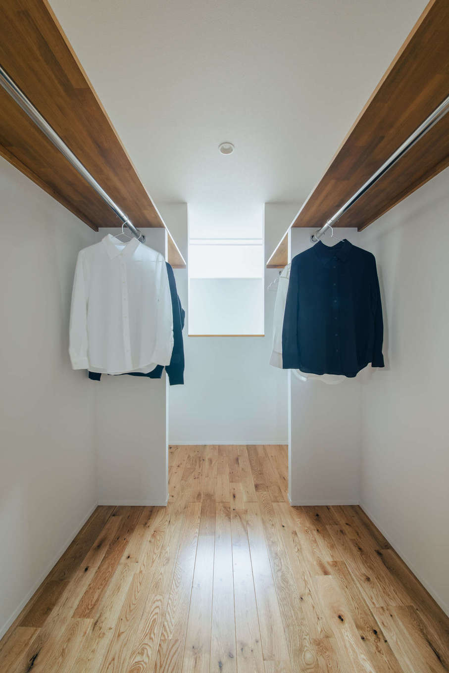 DAITOKU（大得工務店）【デザイン住宅、子育て、間取り】ランドリールームと脱衣室から近い場所にファミリークローゼットを配置したことで、動線が短くなり、家事の負担が大幅に減った