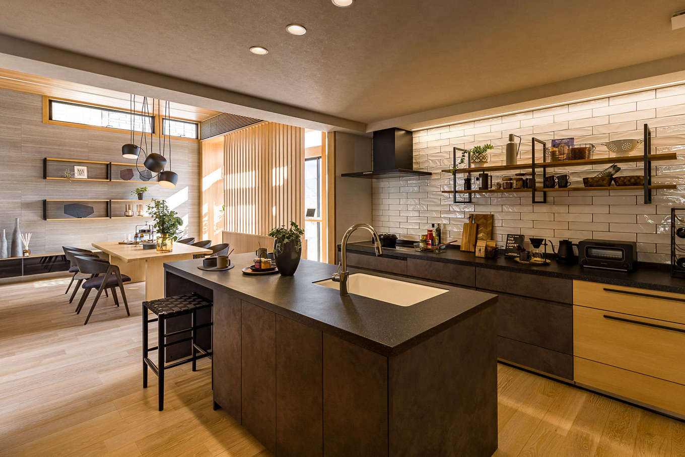 ミサワホーム静岡【三島市松本27-1・モデルハウス】家族みんなで作業をシェアできるオープンタイプのキッチン。つ
くりながら、話しながら、「食」の時間を楽しめる