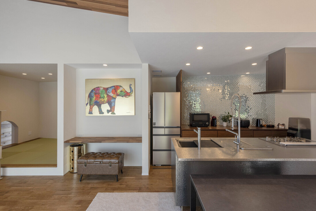 チェックハウス｜広々としたキッチンスペース。近代的なデザインで、使い勝手が良さそうなレイアウト。