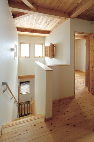 リビングにつながっている吹き抜けの窓は開閉できるので、空気の流れがさらに良くなる