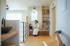 吹き抜けに面した2階フリースペースには、書棚とベンチを造作。ここで絵本の読み聞かせを楽しむことも