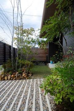 植栽など外構を含めた空間づくりがなされている
