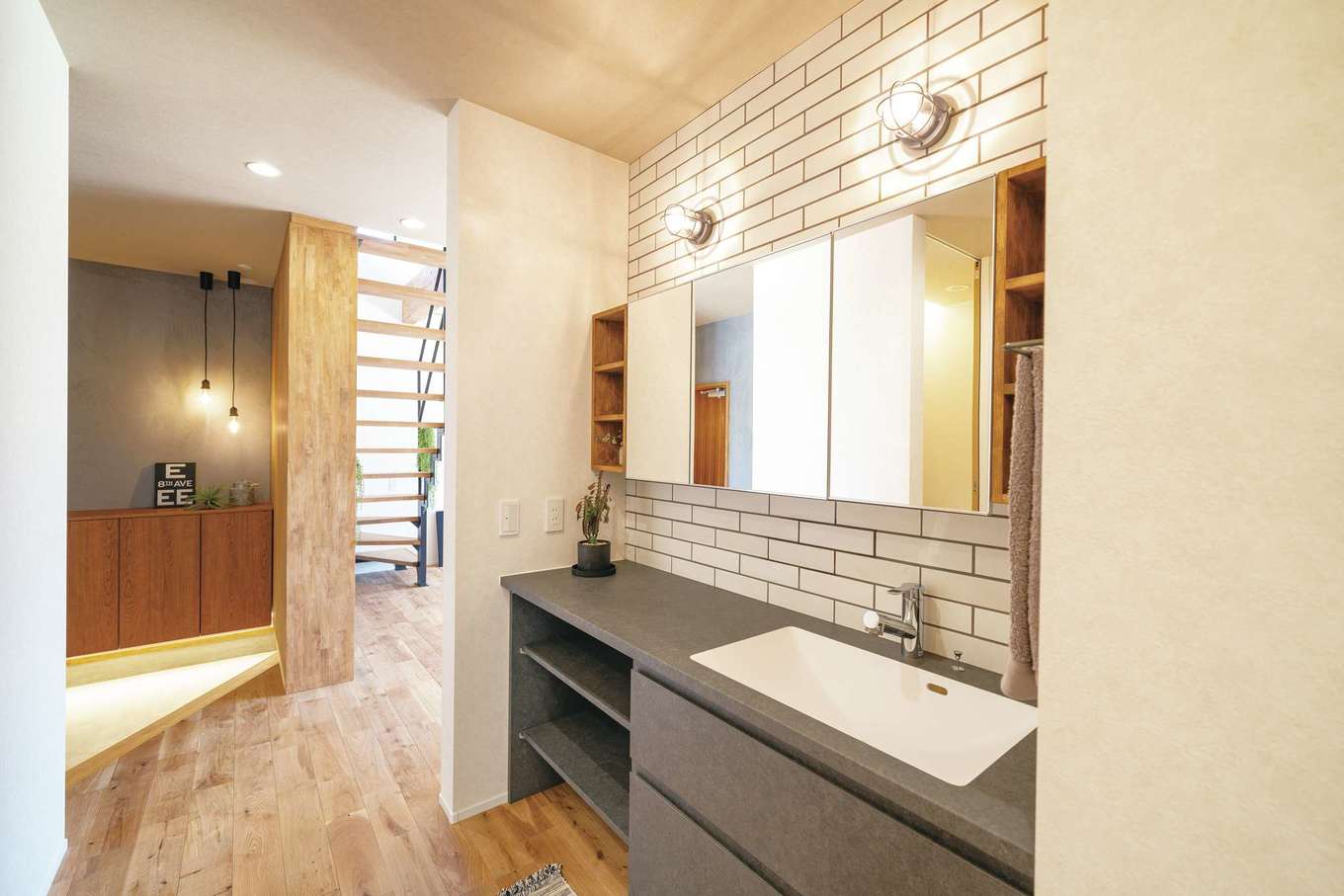 住家 JYUKA【デザイン住宅、間取り、建築家】広く、使いやすい洗面。帰宅動線にも重なる位置に