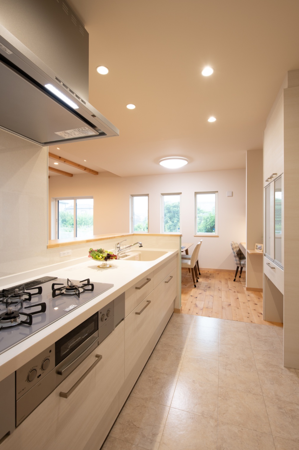 Sus∞Eco Home（サスエコホーム）｜明るく開放感のあるキッチンは、機能的な設備を備えており、作業スペースも広々としている。窓から自然光が差し込み、心地よい時間を過ごせる空間である。
