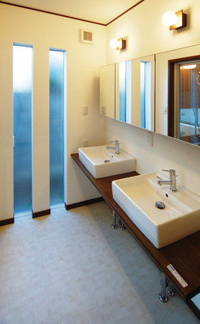 朝など、家族みんなが使用するときに洗面が２つあるととても便利