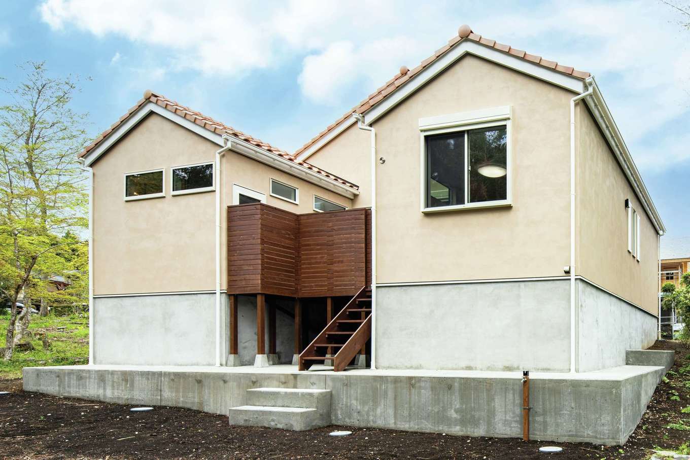 Dairyu Home（シンプルノート御殿場・小山・裾野）【輸入住宅、自然素材、夫婦で暮らす】高低差のある斜面に建つため、窓もさらに高い位置になり、防犯面も安心