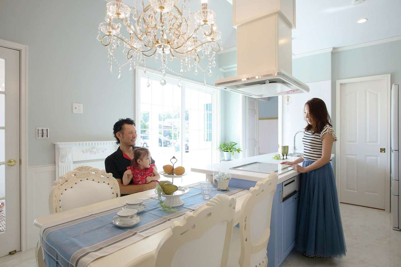 スカイグラウンド【デザイン住宅、輸入住宅、インテリア】キッチンは輸入製品。パネルは全体のバランスと調和した濃いめのブルーを採用