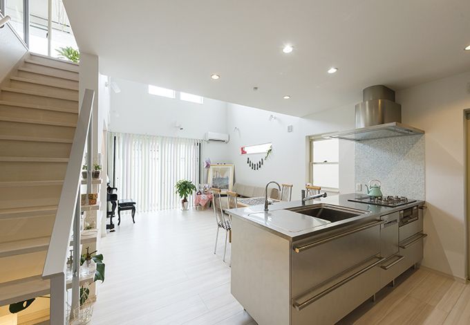 LDKの入口に立つと奥へ上へと視線が伸びていく。リビングの階段は当初から要望していたもので、キッチン横で家族が自然に交差するような設計が施された