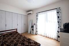 「寝るだけだから」と寝室は広さもしつらえも控え目に。使いやすさを考慮し、ウォークインは廊下に出てすぐの場所に配置