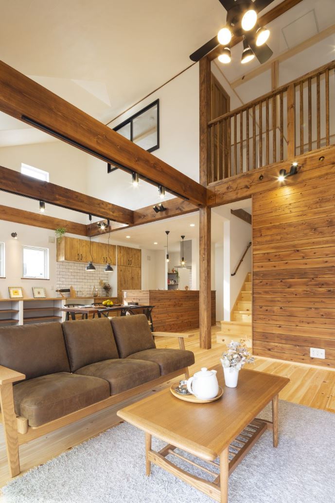 アイジースタイルハウス【収納力、自然素材、間取り】五感にやさしく響くナチュラルテイストのLDK。無垢材と漆喰を惜しみなく使った空間に、きれいな空気がゆっくりと流れている。調湿性にすぐれた漆喰がドライフラワーを作るのに適しており、新築してから奥さまの新しい趣味が増えた