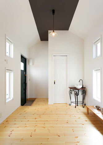 敷地内に建つ4坪の小屋の内部。母屋と同じ断熱を使い、居心地がいい。趣味の作業場やホームオフィスにも