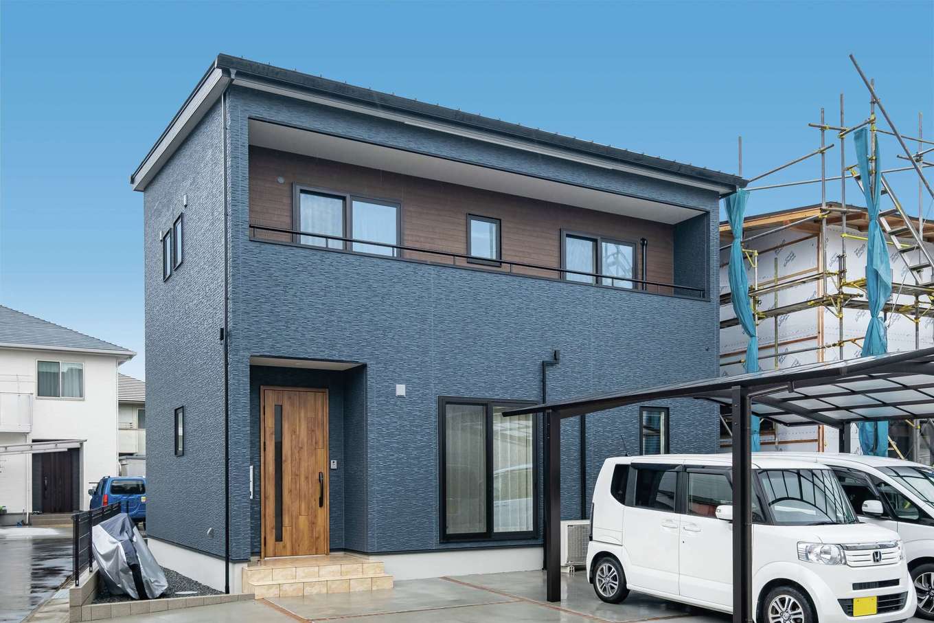 イデキョウホーム【デザイン住宅、収納力、省エネ】3方が道路に面しているため、各方向からのデザインにも配慮しながら設計されている