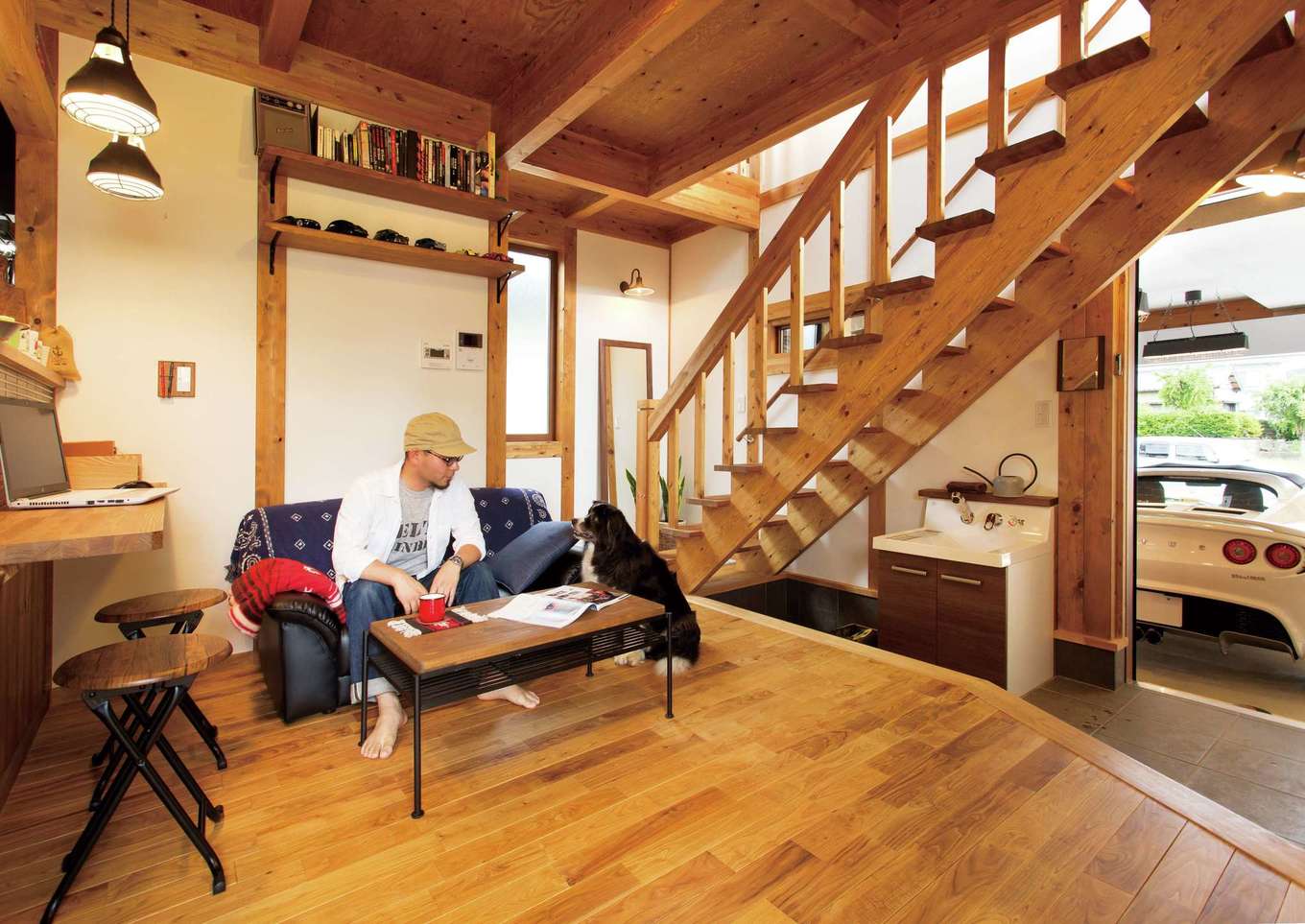 サイエンスホーム【デザイン住宅、ペット、ガレージ】リビングからFIXの窓越しにインナーガレージ内の愛車が見える。「こんな家で暮らすことに憧れていたんです！」　