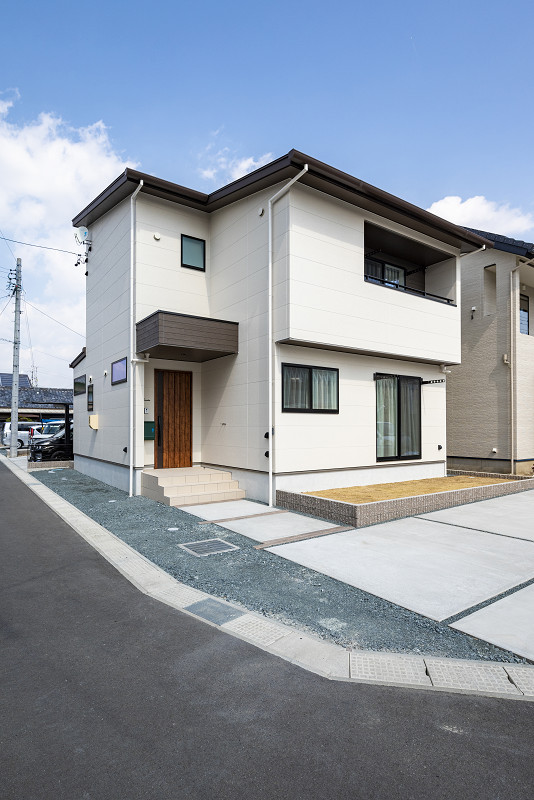 トキワハウス デザイン アンド ビルド（常盤工業）｜シンプルでモダンなデザインの住宅外観。明るい色調の外壁とバルコニーが特徴的であり、機能的な都市型住宅を演出している。