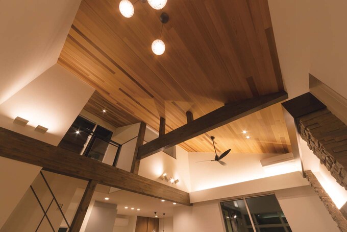 間接照明は後ろの壁に当ててほわんとした明るさを出す仕様。ペンダントライトが空間にアクセントをつけている