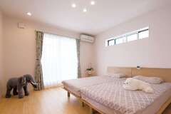 隣家と接する壁には高い位置にスリットを付け、採光と通風に配慮している