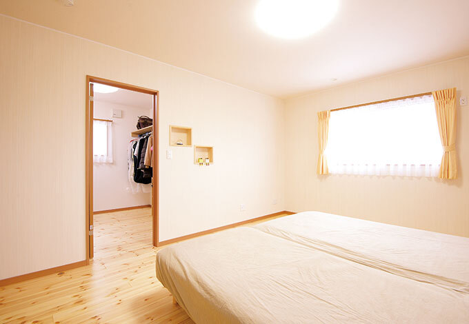入口から左右に広がる寝室のウォークインクローゼットは収納力◎