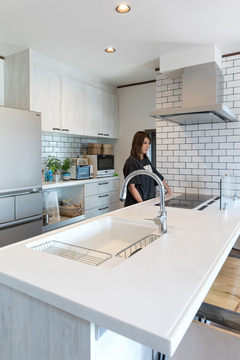 オープンカウンターのキッチンは白タイルが清潔感と爽やかさを演出【く