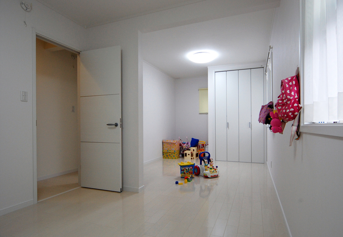 将来仕切ることができる子ども部屋。子どもが小さなうちは一つの空間として広々と使える
