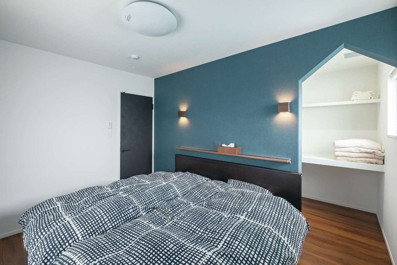 イデキョウホーム【デザイン住宅、省エネ、インテリア】家のカタチにくり抜いた寝室内のウォークインクローゼット