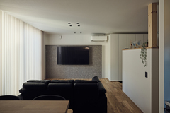 木目とグレーで落ち着きのある空間を演出