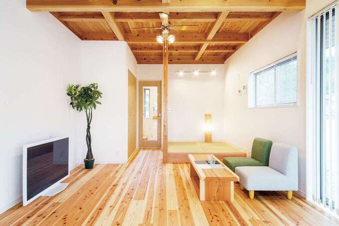 リビングの一角に設けた小上がりの畳コーナー。洗濯物をたたんだり、子どもをお昼寝させたり、ユーティリティに使えて便利