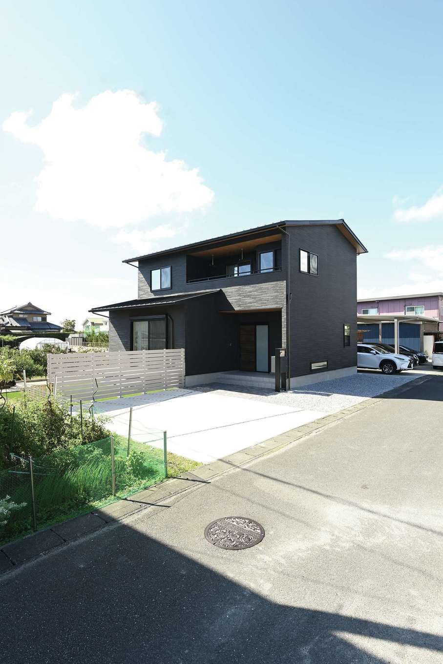 幹工務店【デザイン住宅、趣味、間取り】黒で統一したスタイリッシュな外観が青空に映える