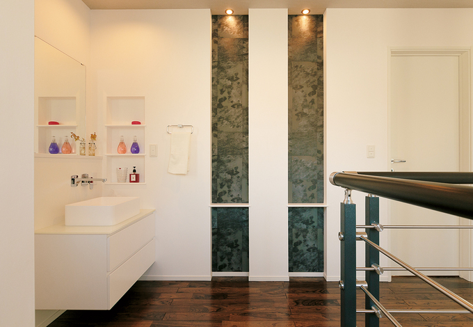 女性が多い家族構成を考慮して、2階にもホテルライクな洗面台を。洗面化粧台は『納得』オリジナル