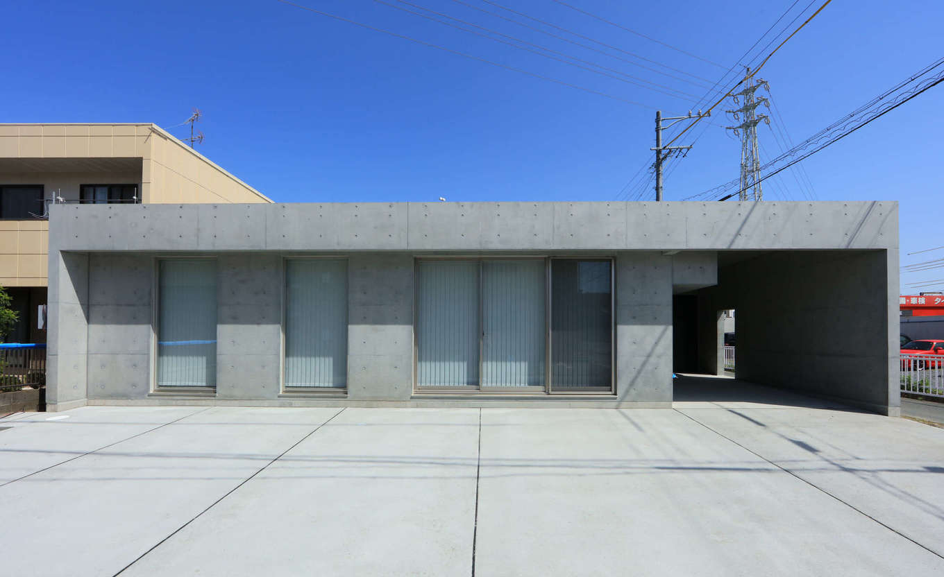 BAUM HOME（岩崎工務店）【デザイン住宅、平屋、鉄骨鉄筋コンクリート構造】店舗を思わせるクールな外観。震度7の揺れにも耐えられる強固な耐震構造は、RC造ならではの魅⼒