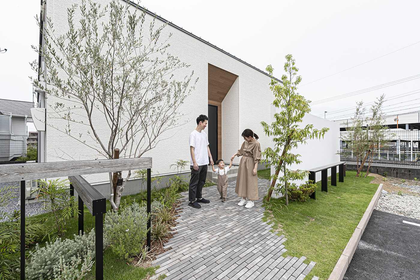 PG HOUSE（ピージーハウス）【浜松市中央区曳馬6-19-5・モデルハウス】白い箱型のシンプルな外観は、時を重ねても色褪せることのないデザインが魅力。白×木目の外観のアクセントとして黒い玄関ドアを採用し、引き締まった印象に。建物には耐震等級3の頑強な構造とZEH基準を超えるG2の断熱性能が備わっている